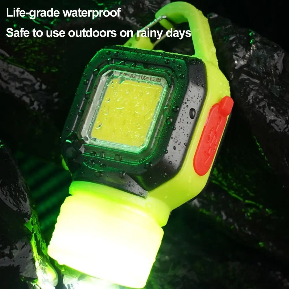 Faisceau lumineux puissant de la lampe torche COB dans le noir